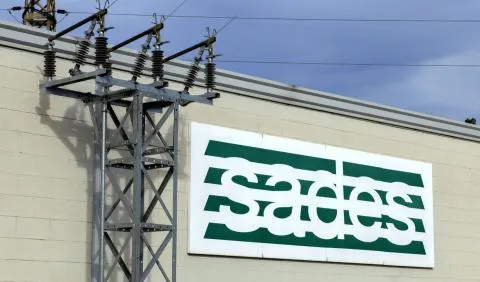 Fotografía de fábrica y cartel con logotipo de Sades Aparallaje